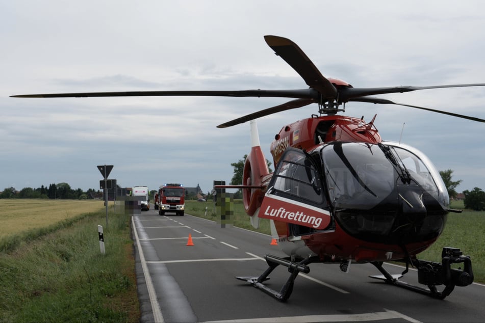 Auto rast auf Kreuzung in Motorrad: Fahrer und Sozia schwer verletzt