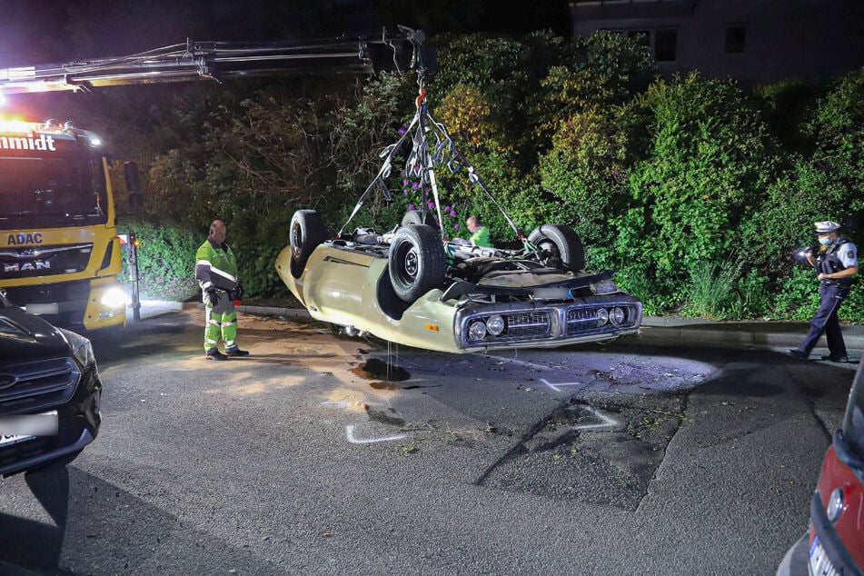 Ein 18-Jähriger ist mit einem Dodge Oldtimer auf dem Dach gelandet.