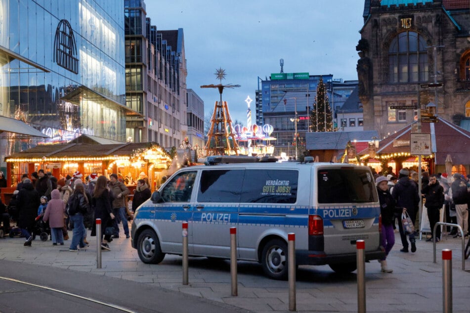 Die Zufahrt zum Weihnachtsmarkt an der Straße der Nationen wurde durch ein Polizeifahrzeug versperrt.