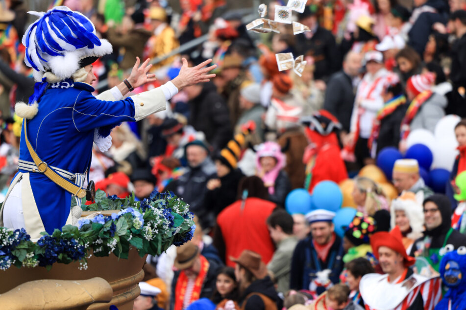 Nach drei Jahren zieht der Rosenmontagszug endlich wieder durch Köln!