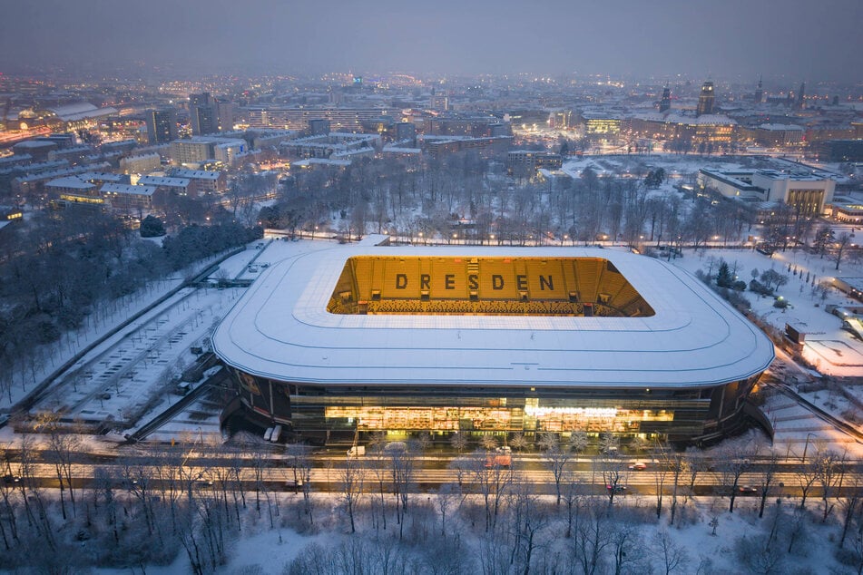 Was für ein imposantes Foto! Das Rudolf-Harbig-Stadion in der spätnachmittaglichen Schnee-Atmosphäre. Am Sonntag wird das Wohnzimmer wieder voll sein, über 30.000 Fans werden gegen Bielefeld erwartet.