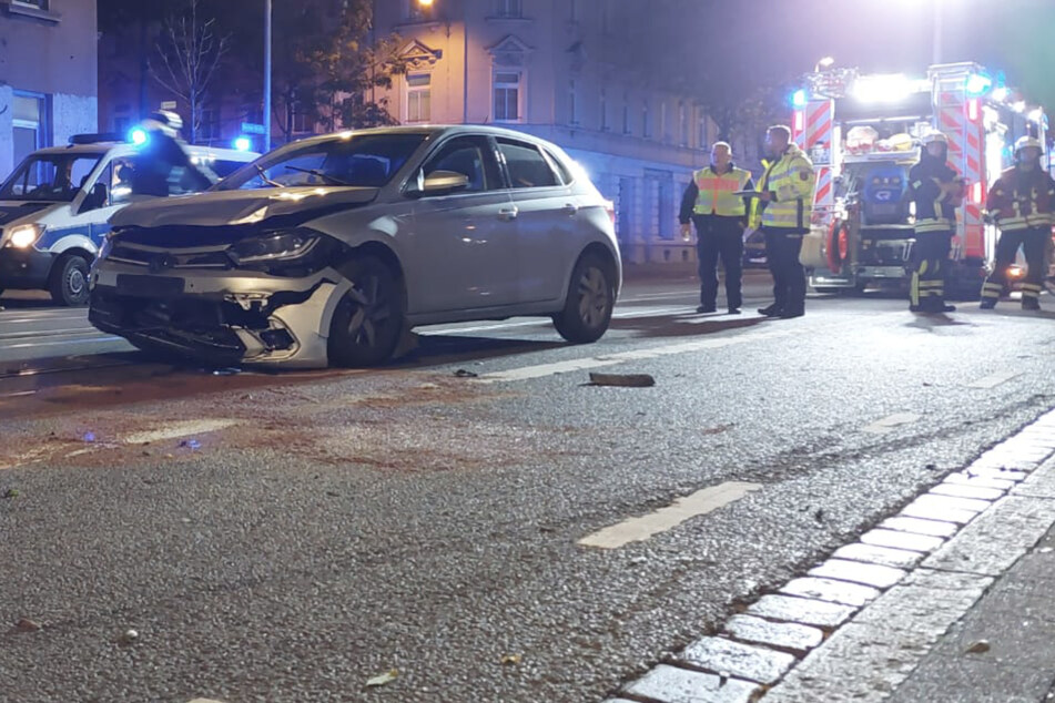 Autofahrer wollte etwas aufheben: Frontal-Crash im Leipziger Osten