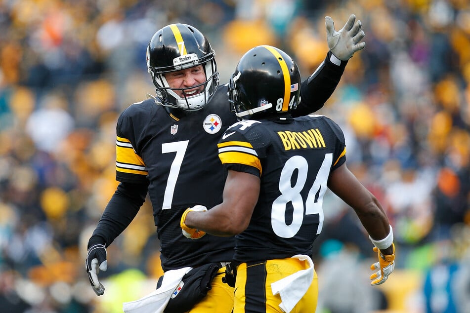 Auf dem Platz harmonierten Steelers-Quarterback Ben Roethlisberger (heute 43, l.) und Antonio Brown (heute 36) jahrelang hervorragend. (Archivfoto)