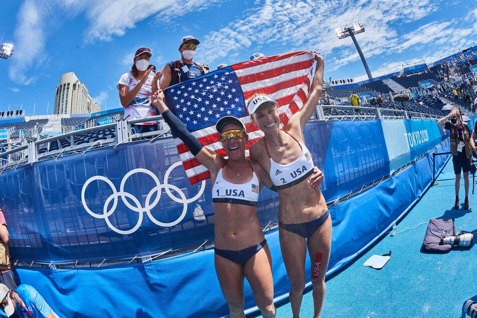 April Ross (l.) and Alix Kleinman won gold in the women's beach volleyball final at the Tokyo 2020 Olympic Games.