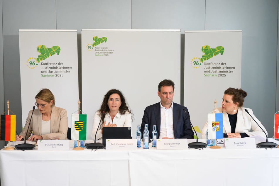 Trafen sich am Freitag in Bad Schandau (v.l.): Bundesjustizministerin Stefanie Hubig (56, SPD), Sachsens Justizministerin Constanze Geiert (48, CDU) sowie ihre Amtskollegen Georg Eisenreich (54, CSU, Bayern) und Anna Gallina (41, Grüne, Hamburg).