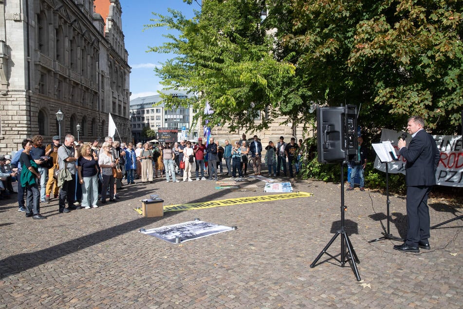 Vor dem Rathaus demonstrierten erneut Menschen gegen die Pläne des Rüstungsunternehmens.