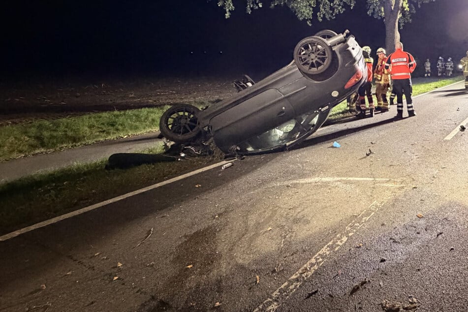19-Jähriger nach Crash in Auto eingeklemmt: Junger Mann stirbt noch an der Unfallstelle