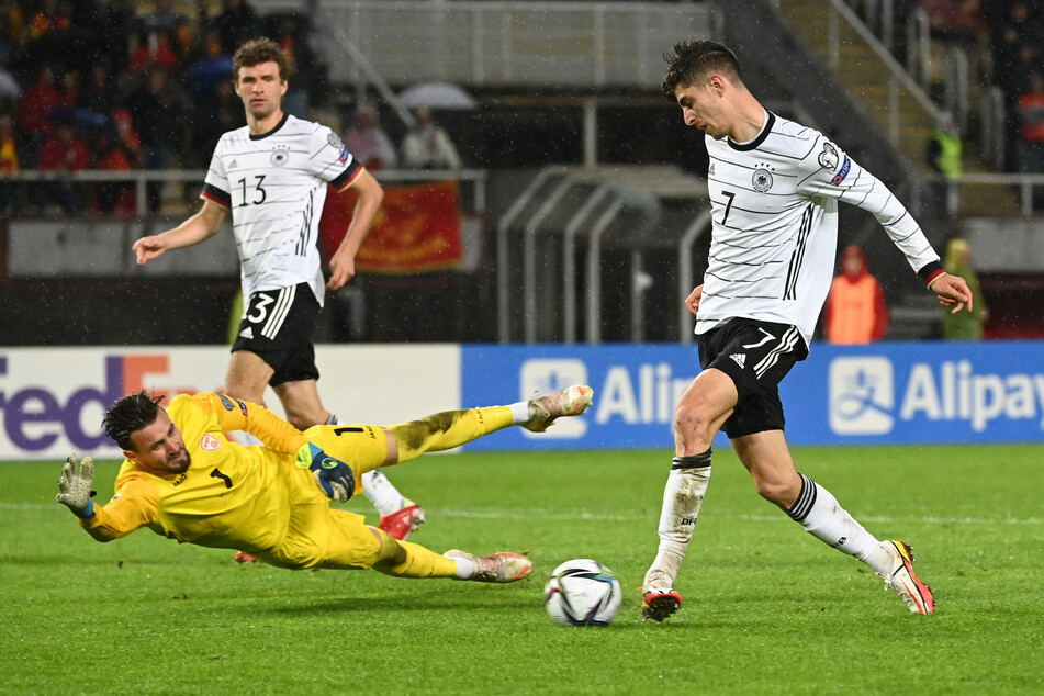 Kai Havertz (22, r.) schiebt zur 1:0-Führung für Deutschland ein. Zuvor hatte ihm Mitspieler Thomas Müller (32, l.h.) den Ball mustergültig vorgelegt.