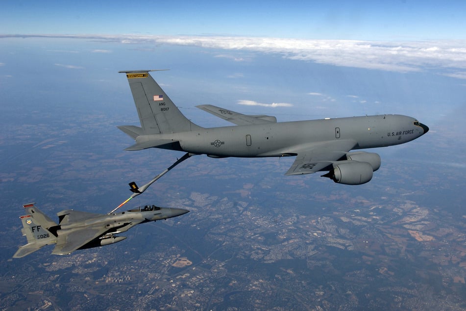 KC-135 Stratotanker (r.) sind Tankmaschinen der US Air Force.