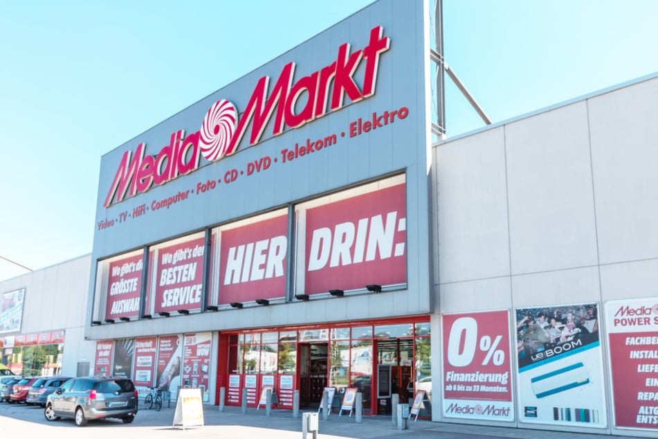 Direkt vor dem Markt parkt zur Aktion der MediaMarkt-LKW.