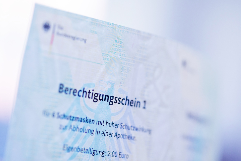 Einer der Berechtigungsscheine von der Bundesregierung und den Krankenkassen für jeweils sechs FFP2-Masken, die man in der Apotheke einlösen kann.