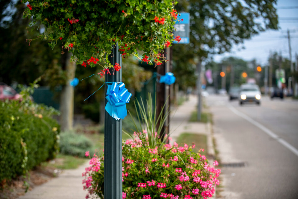 Blaue Schleifen hängen zum Gedenken an Gabby Petito in vielen Straßen von Blue Point.