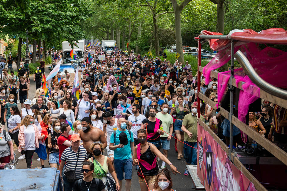 Zum Christopher Street Day demonstrierten Tausende Teilnehmer in Berlin.