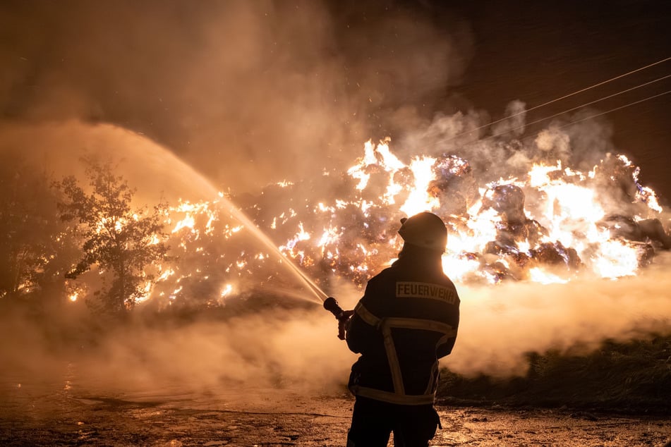 Die Feuerwehr kämpfte die ganze Nacht durch gegen die Flammen.