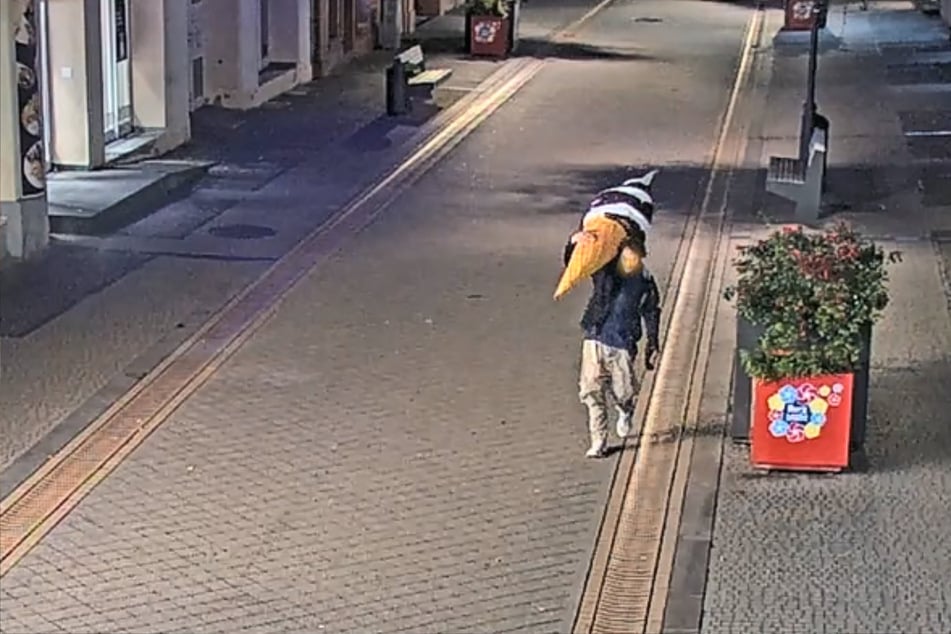 Hombre con un enorme cucurucho de helado: Entonces interviene la policía