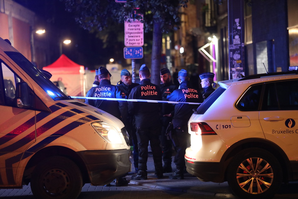 Polizeibeamte stehen am Tatort in Brüssel. Ein Polizist ist nach dem Messerangriff gestorben.