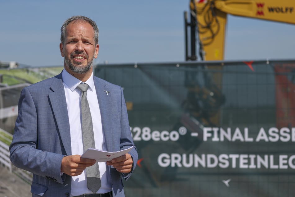 Nico Neumann, Geschäftsführer der Deutschen Aircraft, erklärt die Hintergründe der Ansiedlung in Leipzig.