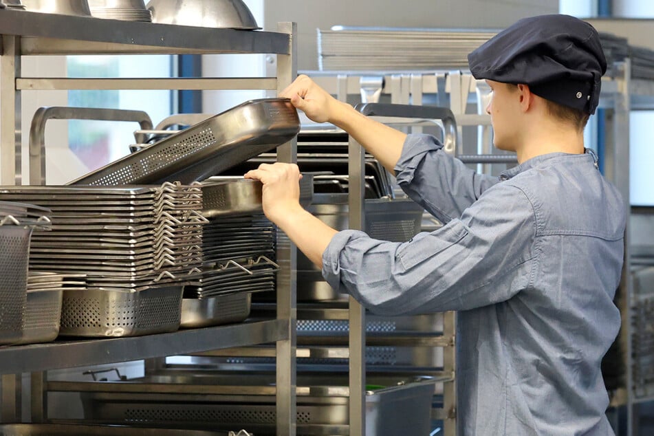 Abwechslungsreiche Küchenarbeit, gutes Essen und Teamarbeit machen den Arbeitsalltag besonders angenehm.