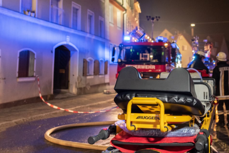 Bei einem Brand in einem Mehrfamilienhaus in Schwabach in Bayern sind fünf Menschen verletzt worden.