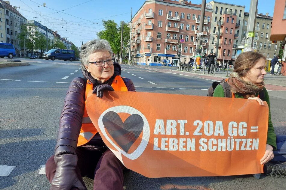 Die beiden Frauen protestieren in Berlin für einen Gesellschaftsrat.