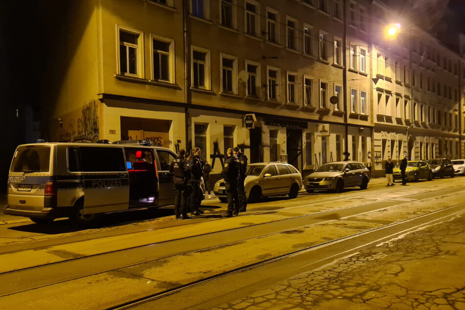 Beamte der Leipziger Polizei waren in der Nacht zum Samstag zum Einsatz in der Zschocherschen Straße vor Ort.