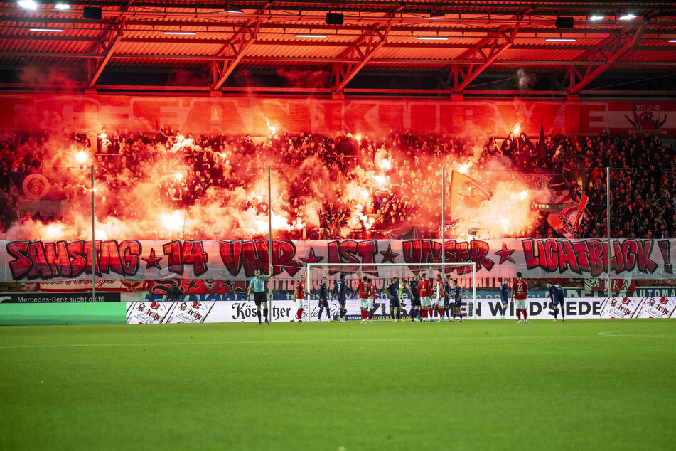 Die Pyro- und Raketenaktionen der Fans des Hallescher FC bei der Partie gegen Viktoria Köln kommen dem Verein teuer zu stehen.