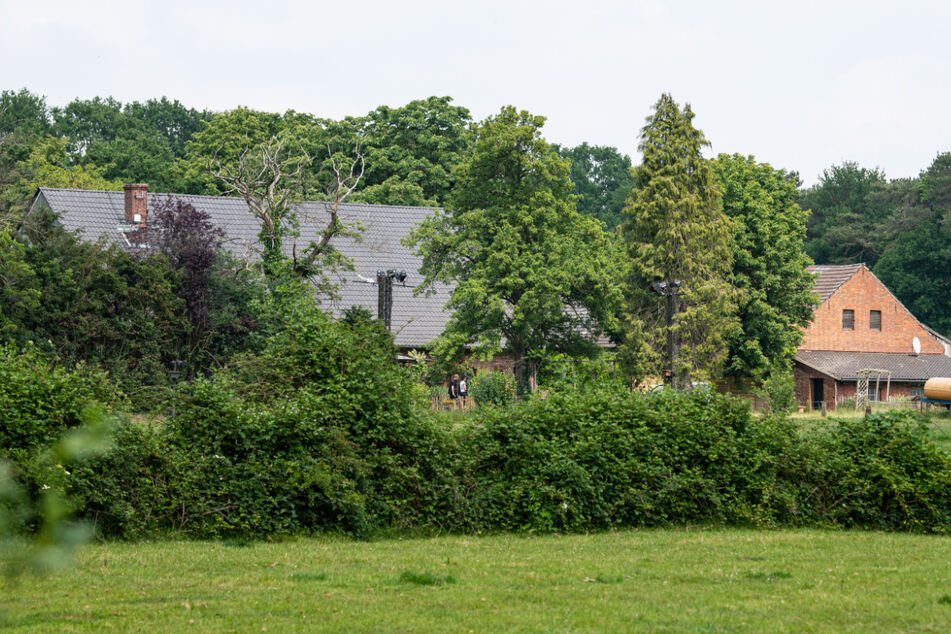 Ein Scheinwerfer steht vor dem Gebäude in dem der Fernsehsender RTL das "Sommerhaus der Stars" drehen wird.