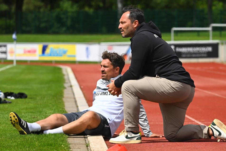 Sportchef Thomas Brendel (49, r.) befindet sich mit Thomas Stamm im Austausch.