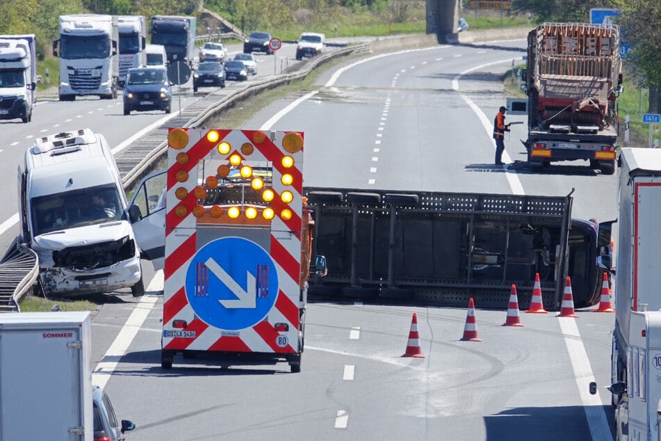 Ein Transporter krachte in die Mittelleitplanke, verlor dabei seinen Anhänger samt Ladung.
