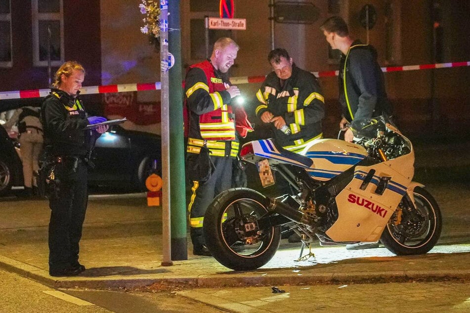 Einsatzkräfte untersuchen die Maschine, mit der der Motorradfahrer verunglückt ist.