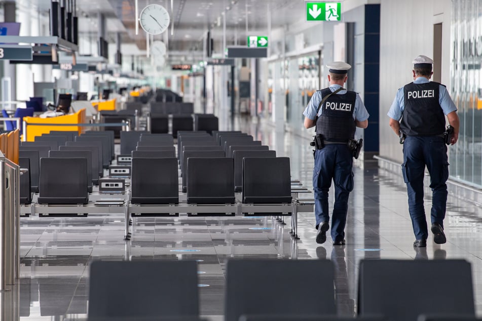 Polizisten haben einen Mann am Flughafen München reanimiert. (Symbolbild)