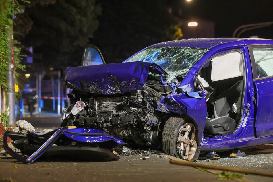 Mittels einer technischen Rettung muss eine der Personen aus dem Auto befreit werden - doch die Hilfe kommt zu spät.