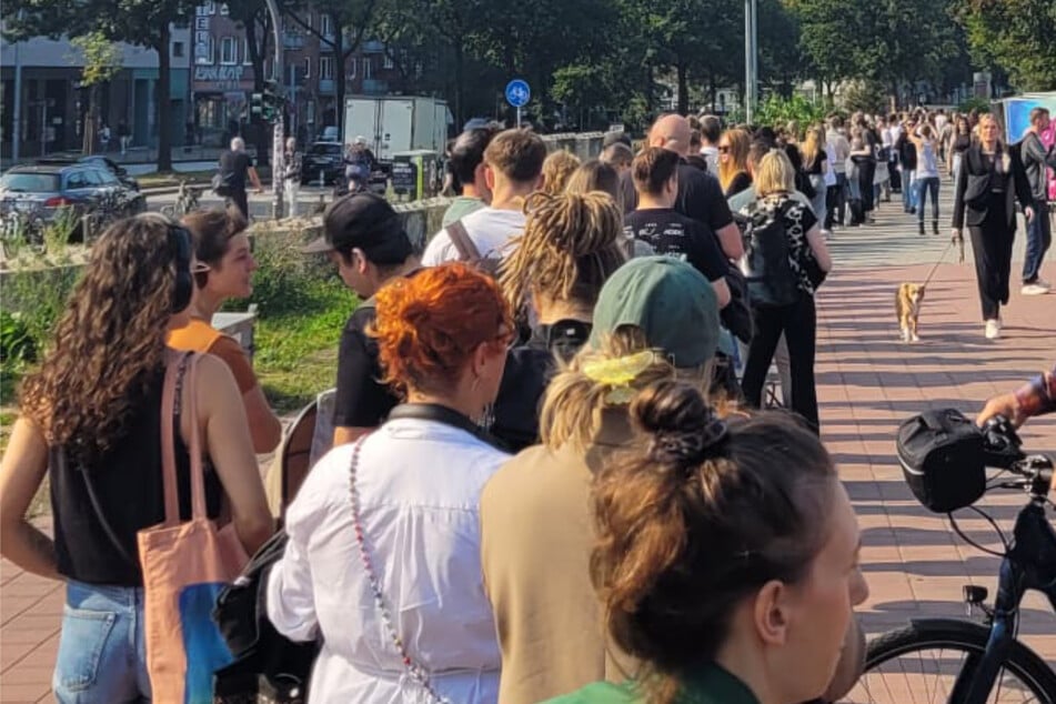 Zahlreiche Fans stehen vor dem Clubheim des FC St. Pauli an, um Karten für das "Nur für Frauen"-Konzert von K.I.Z zu ergattern.