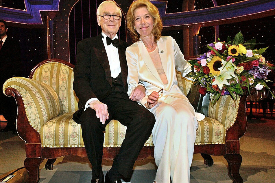 Der Komödiant Vicco von Bülow alias Loriot (l.) und seine Schauspieler-Kollegin Evelyn Hamann sitzen am 27.07.2002 in Hamburg bei der Aufzeichnung einer TV-Gala nebeneinander auf "ihrem" Sofa.