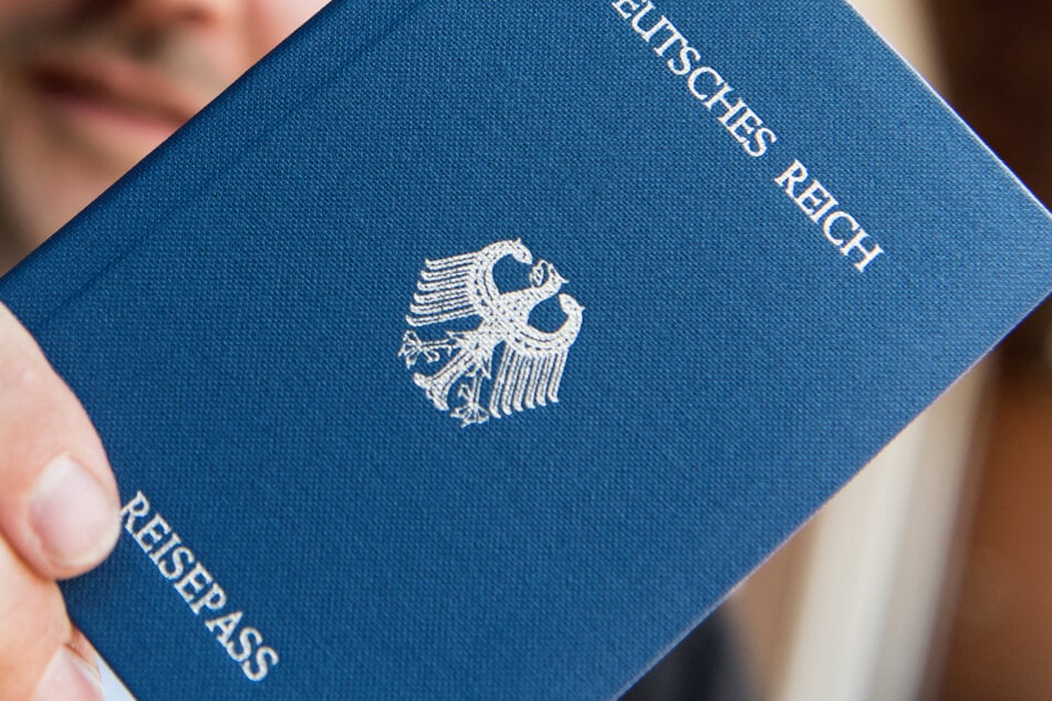 Da "Reichsbürger" die Bundesrepublik Deutschland nicht akzeptieren, stellen sie auch ihre eigenen Pässe aus.