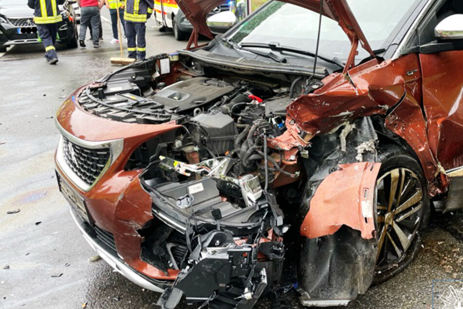 Schwerer Unfall auf der B48 bei Kaiserslautern: Zwei Frauen und ein 13-Jähriger im Krankenhaus
