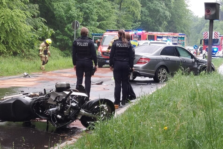 Auf der B56 bei Lohmar kam es zu einem schweren Unfall zwischen einem Auto und einem Motorrad.