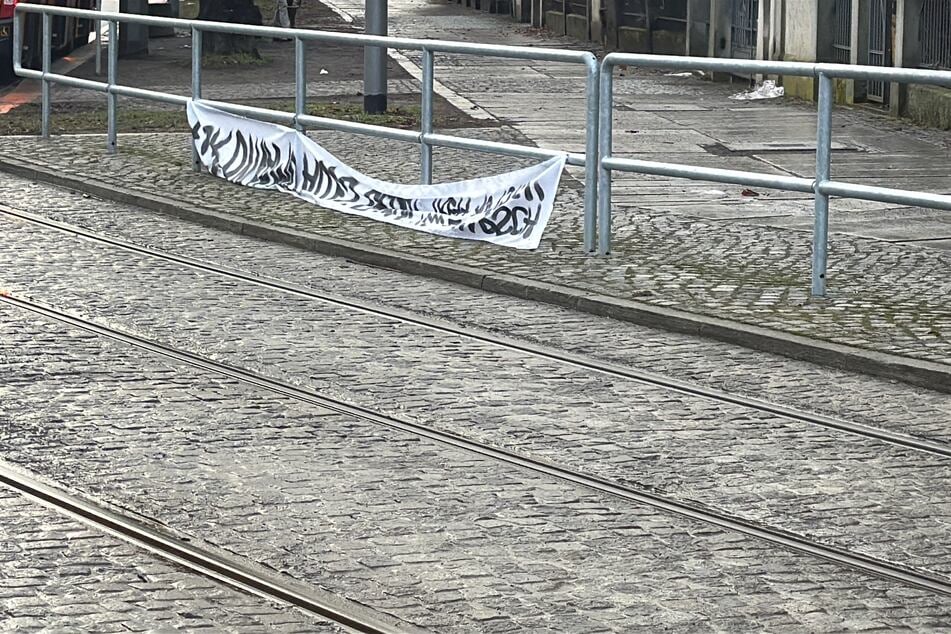 Nicht gut meinten es Unbekannte am Fetscherplatz, die die Kabelbinder am Banner durchtrennten.