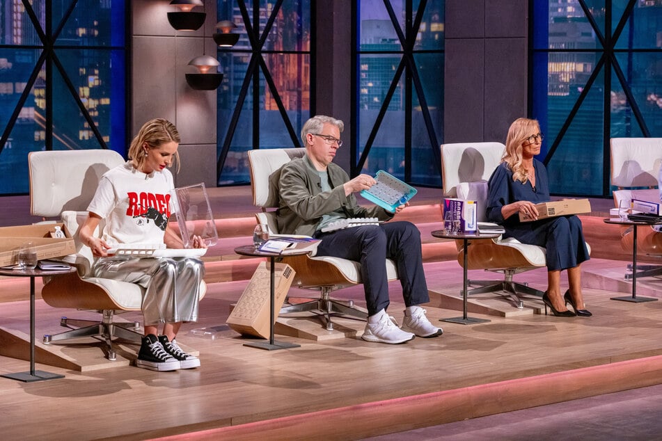 Die Investoren Janna Ensthaler (42, l.), Frank Thelen (50, M.) und Dagmar Wöhrl (71, r.) nehmen die Medikamentenbox genau unter die Lupe.