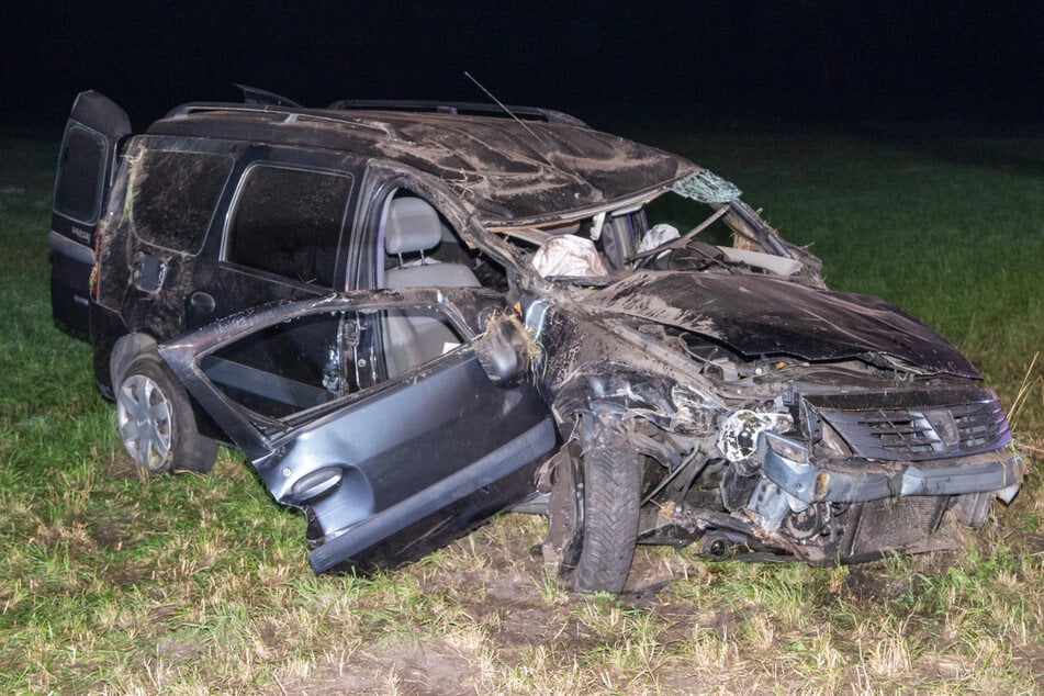 Tödlicher Unfall: Fahrer stirbt nach Kollision mit Bäumen