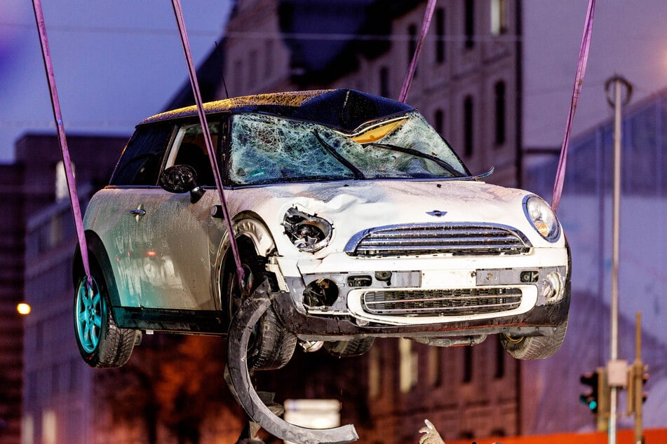 Der schwer demolierte Mini wird auf einen Abschleppwagen gehoben. Das Auto war am Donnerstag in eine Menschenmenge gefahren.