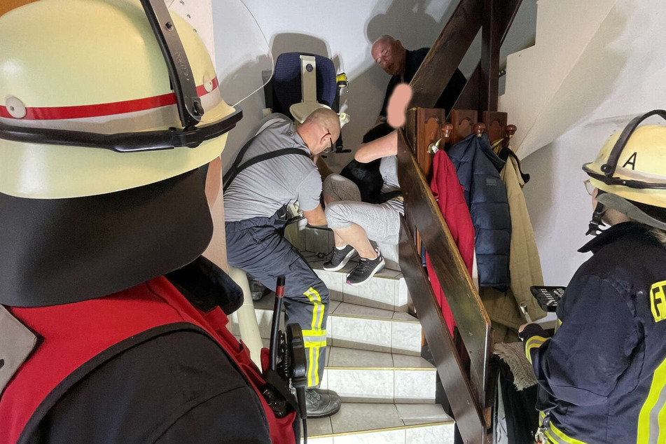 Ungewöhnlicher Rettungseinsatz für die Feuerwehr: Hund in Treppenlift eingeklemmt!