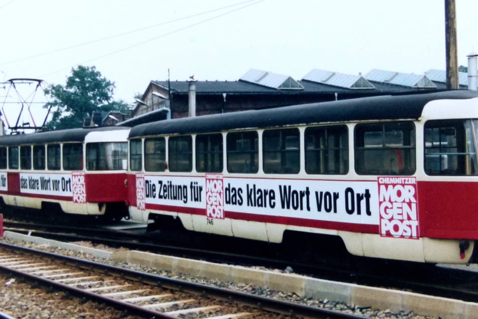 Im Juni 1990 erschien die erste Dresdner Morgenpost - und machte sofort auf der Straßenbahn Werbung.