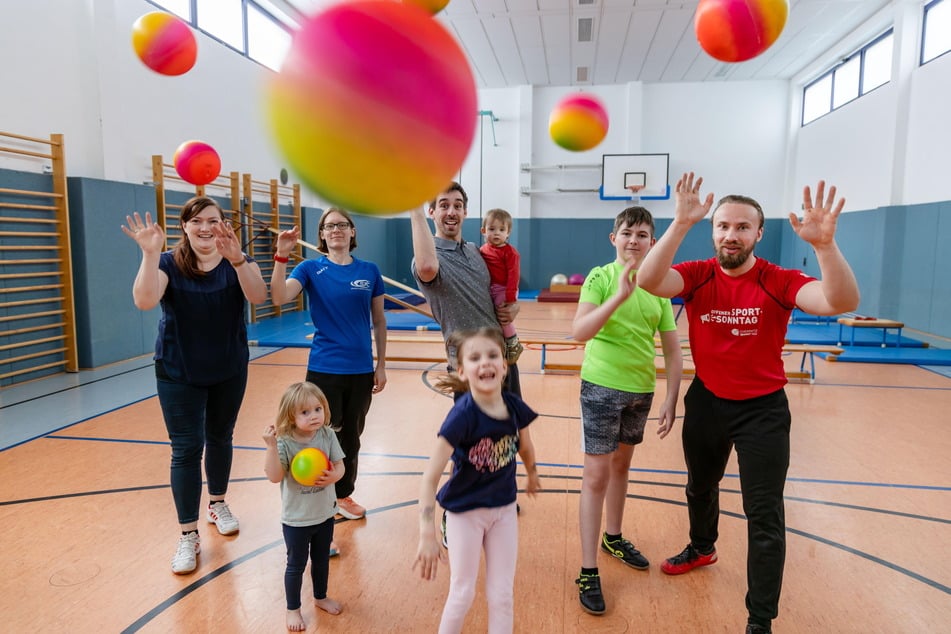 Beim Start des Sportsonntags in der Dr.Salvador-Allende-Grundschule kamen Eltern und Kinder zusammen in Bewegung.