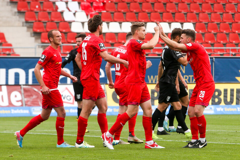 Tor für Zwickau: (v.l.) Julius Reinhardt, Ronny König, Torschütze Elias Huth (32, Zwickau) und Nils Miatke jubeln nach dem 1:0