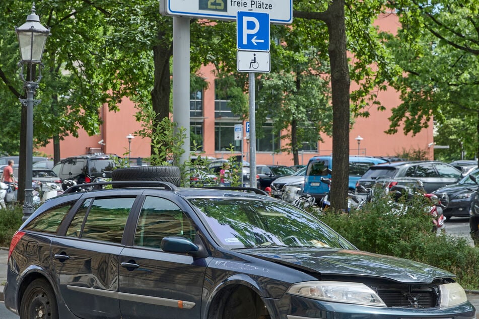 Wenigstens den Behindertenparkplatz blockiert das Fahrzeug nicht.