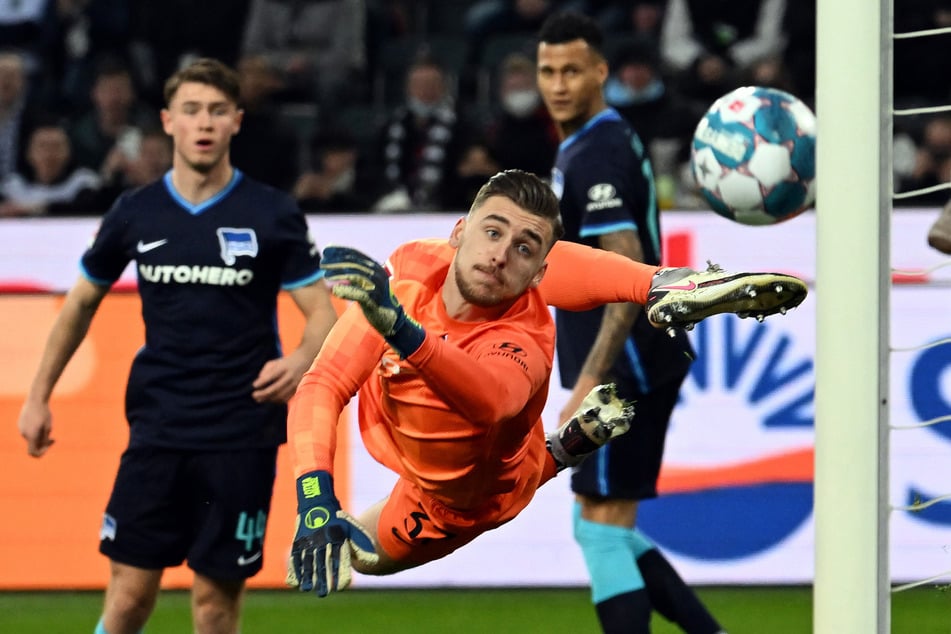 Marcel Lotka (25, v.) flog einst im Hertha-Trikot nach den Bällen - und künftig für Cottbus? (Archivfoto)