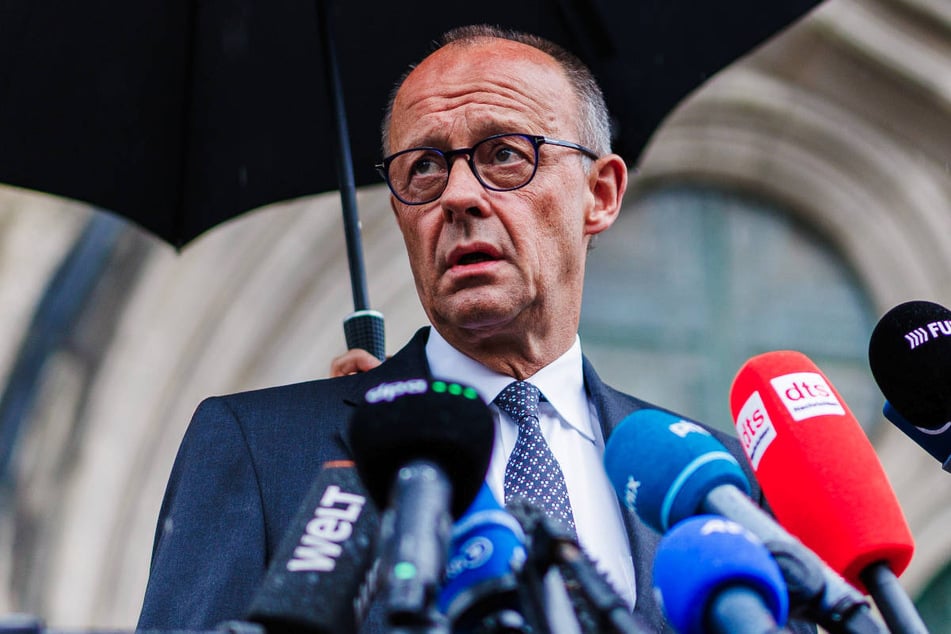 Friedrich Merz (70, CDU) gibt vor Beginn eines Gedenkgottesdienstes ein Statement zu den Anschlägen ab.