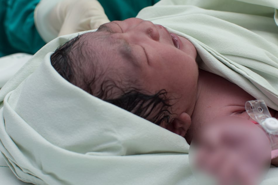 Das Baby verlor durch einen schweren Behandlungsfehler seinen linken Mittelfinger. (Symbolfoto)