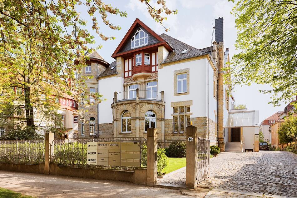 Das Büro befindet sich in der Tiergartenstraße 46, direkt am großen Garten.